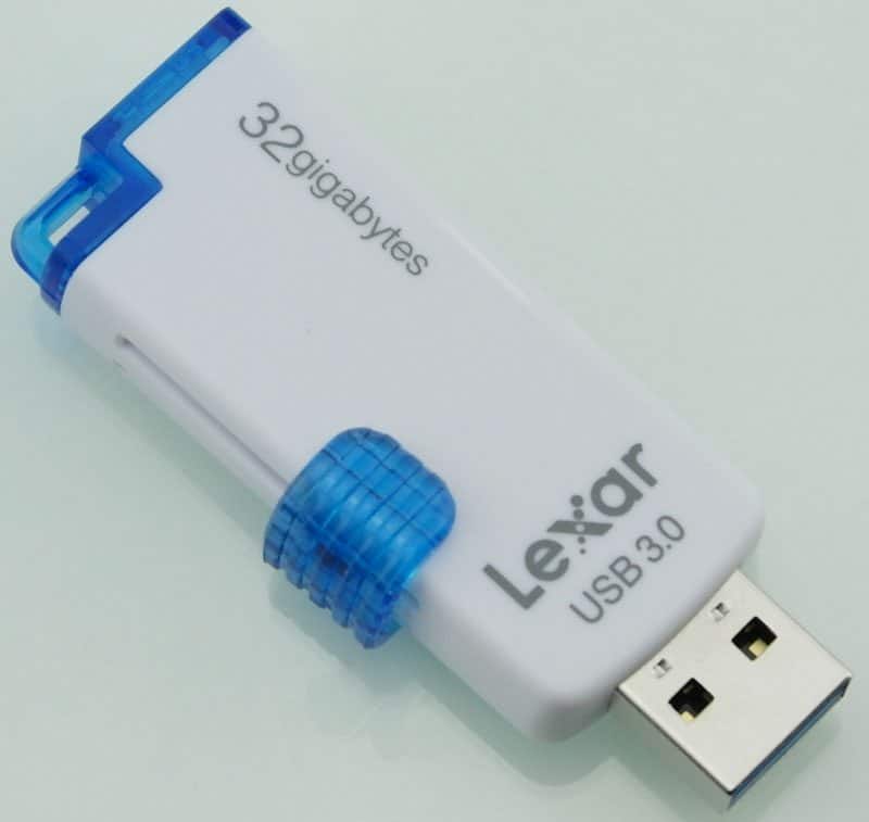 Lexar_JumpDrive_M20_USB3_Flashdrive-Photo-front_angle