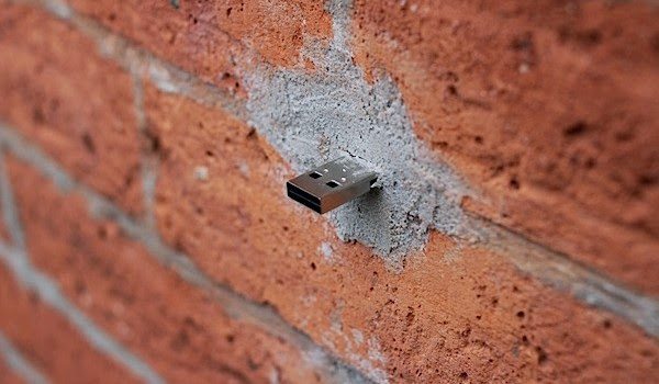 USB-Stuck-In-Walls-Of-Newyork-600x350