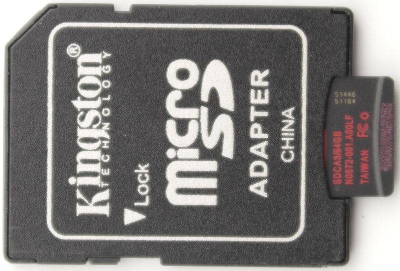 Kingston_SDCA3_64GB-Photo-Half_inserted