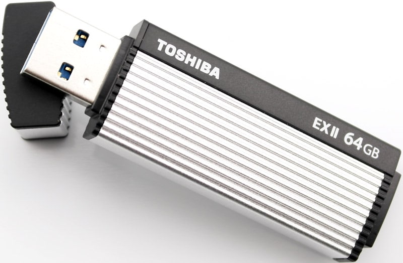 Toshiba_TransMemory_EXII-Photo-leaning-on-cap
