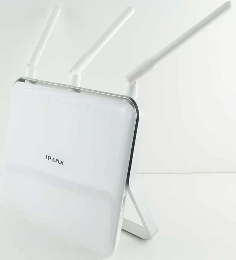 TP-Link_ArcherC9-Photo-front-angle-with-antennas