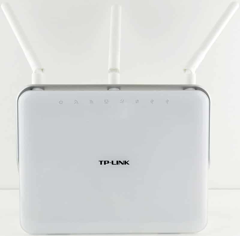 TP-Link_ArcherC9-Photo-front-with-antennas