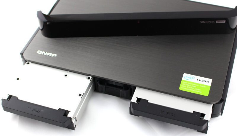QNAP_HS251p-Photo-drive tray pull