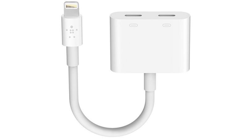 this-dongle-lets-you-charge-your-iphone-7-while-using-wired-headphones