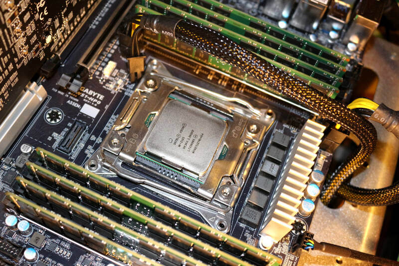 Intel Xeon W-2195 Photo installed