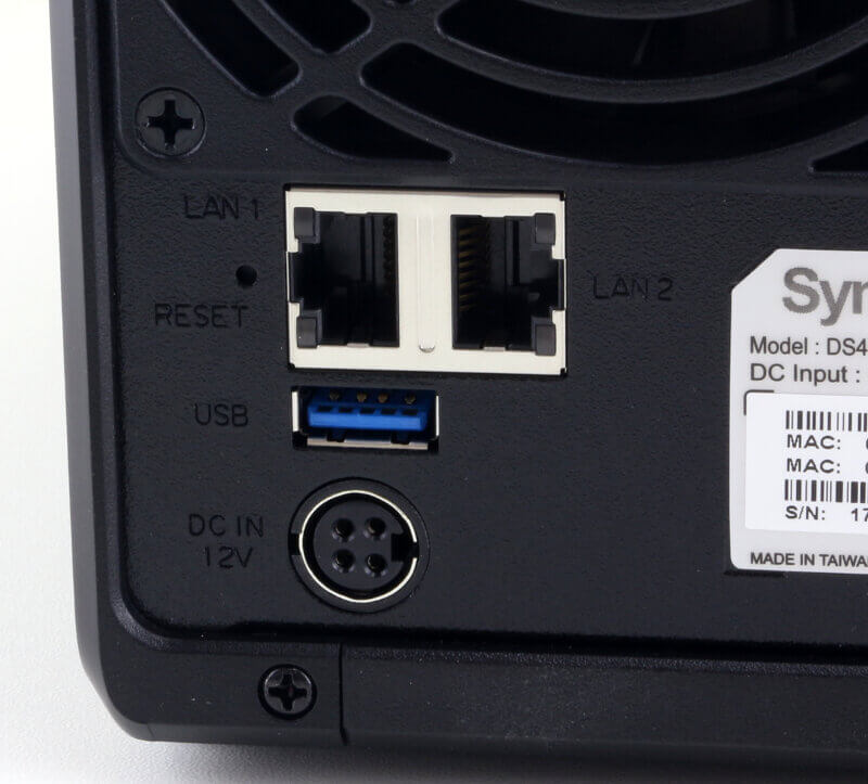 Synology DS418 Photo closeup connectors and power