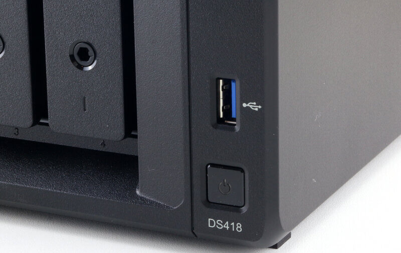 Synology DS418 Photo closeup power and front usb