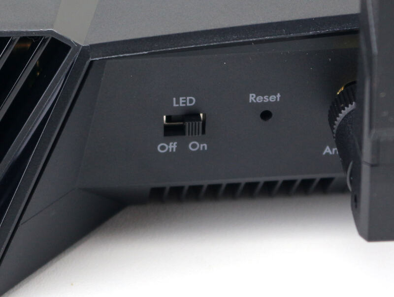 NETGEAR Nighthawk Pro Gaming XR500 Photo closeup LED switch and reset