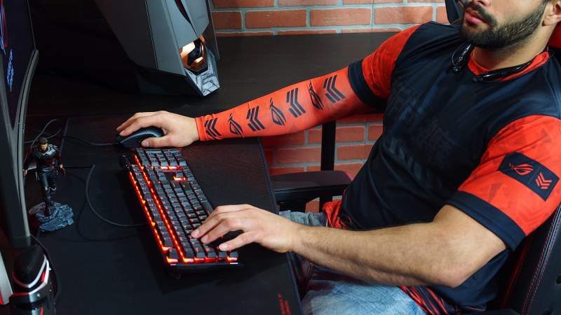 ASUS Launches 2018 ROGxMETA Clothing Collection