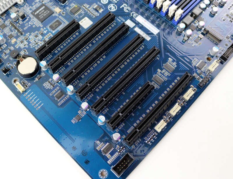 GIGABYTE MZ31-AR0 Photo details PCIe slots