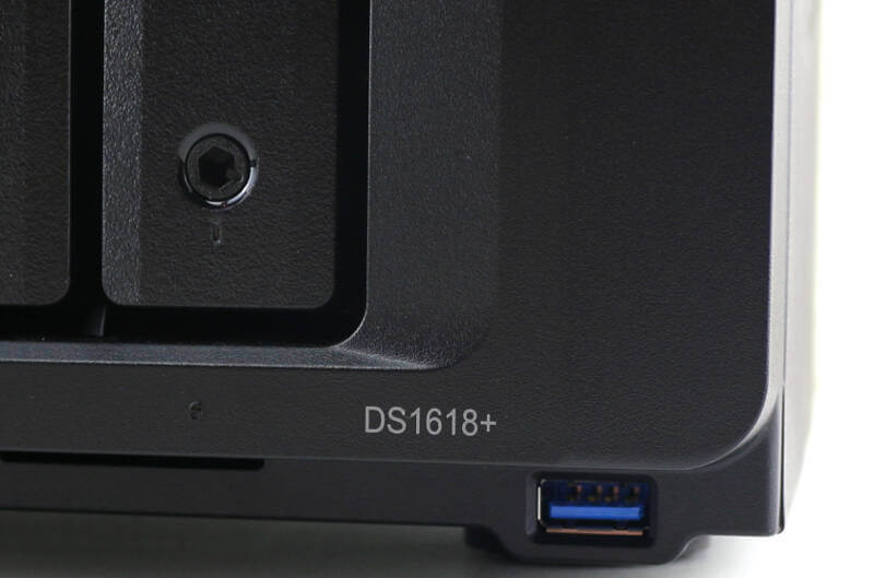 Synology DS1618p Photo closeup front USB