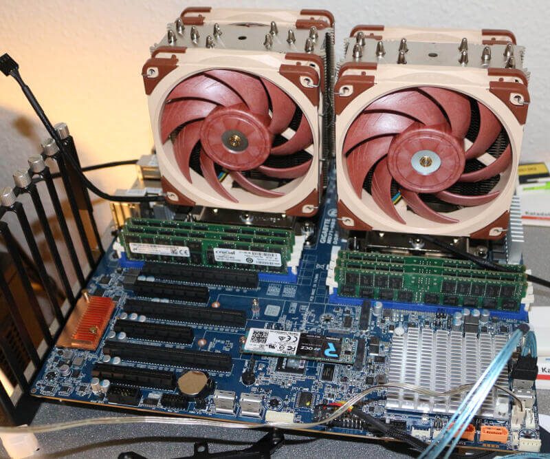 GIGABYTE MD71-HB0 Photo setup 2 with coolers