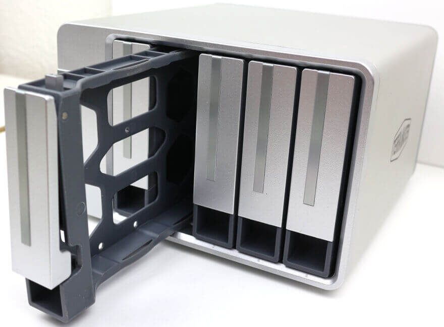 TerraMaster F5-422 drive trays