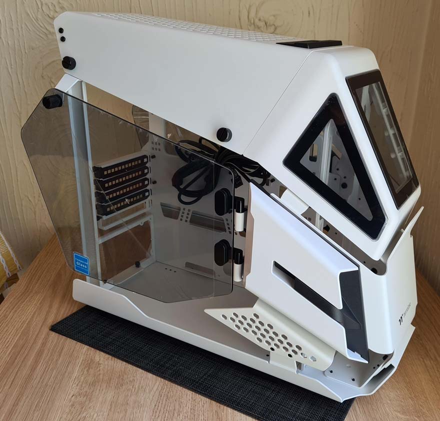 Thermaltake AHT200 Snow Edition Case Review