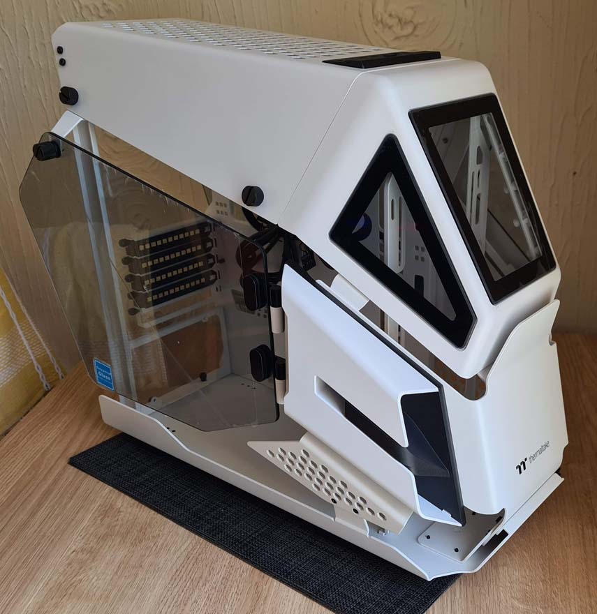 Thermaltake AHT200 Snow Edition Case Review
