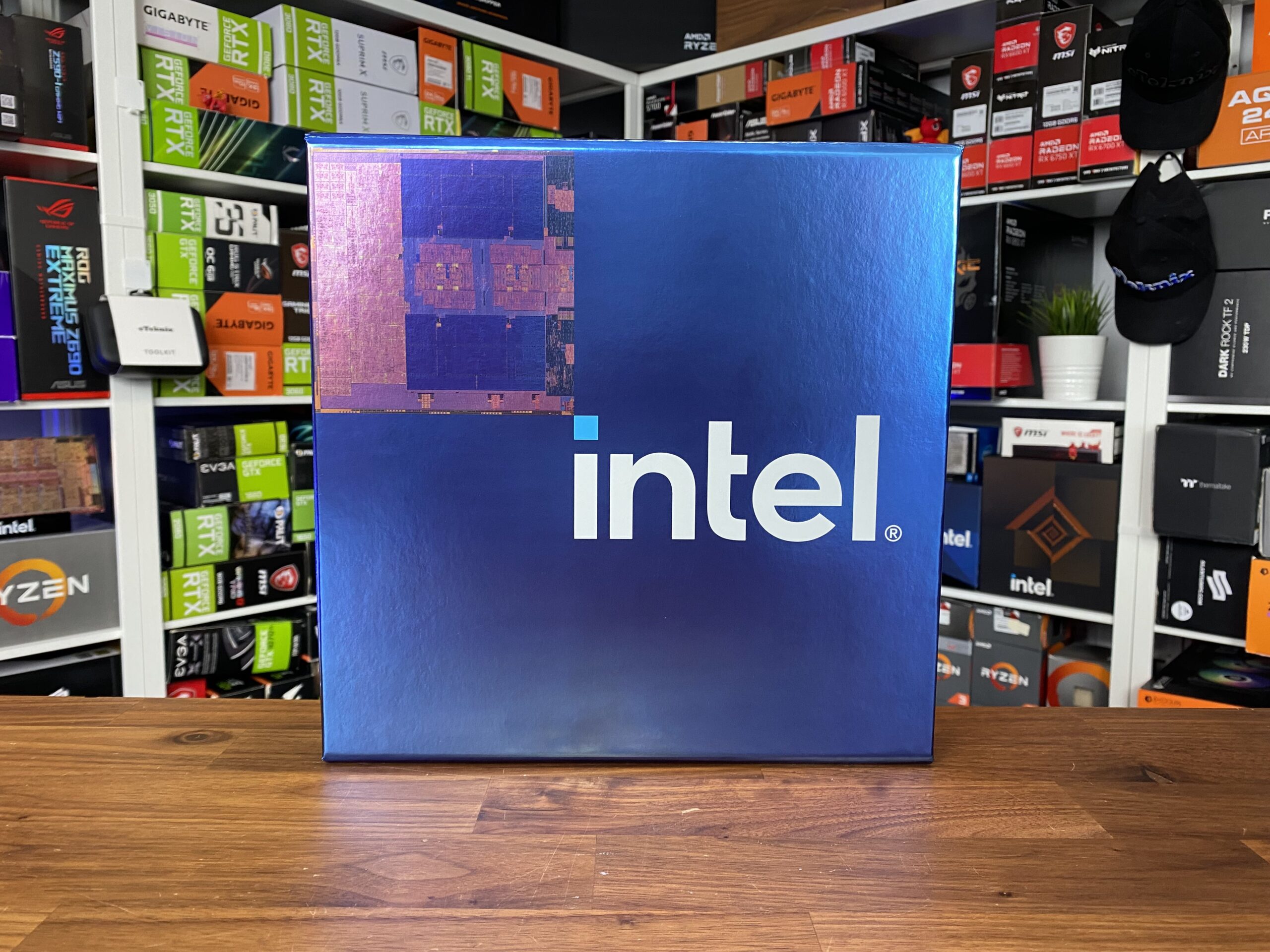 Unboxing Intel i7-13700k - before Leo's deep dive! 