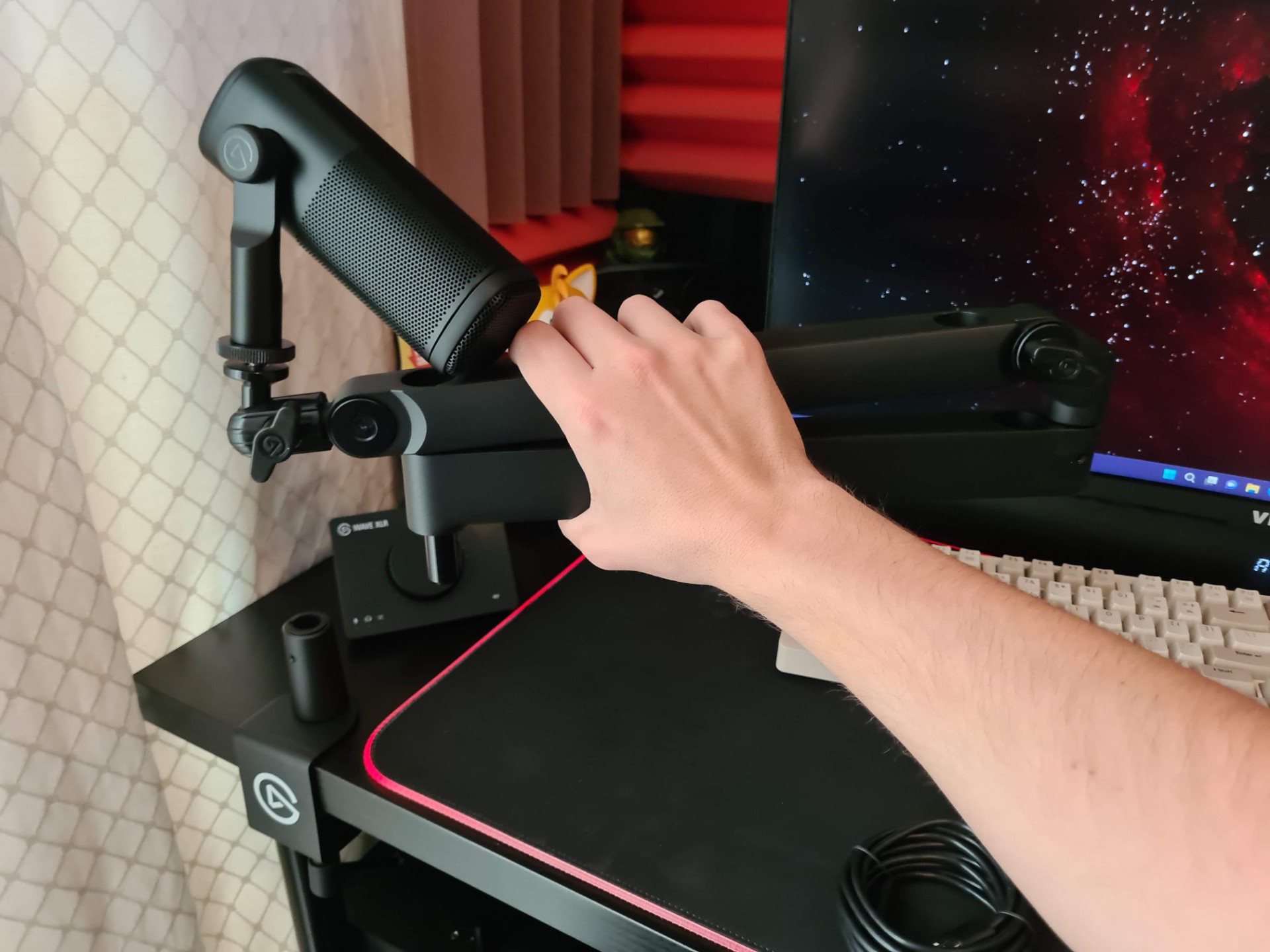 Which Mic Arm is Better?  Blue Compass VS Elgato Mic Arm 